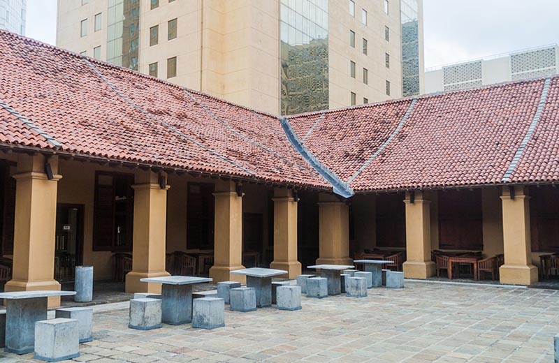 A Bustling Capital of Intrigue and Colonial Influence