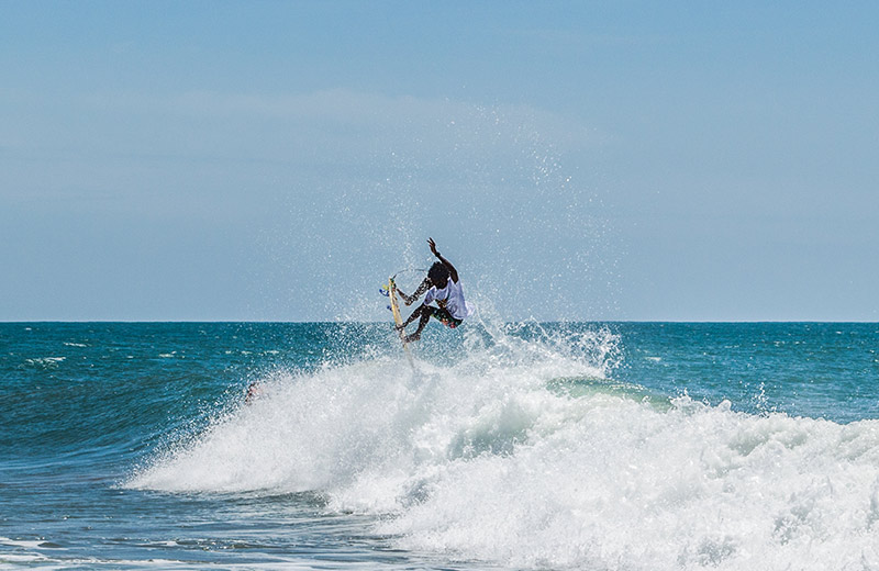 Surfing in Arugam Bay
